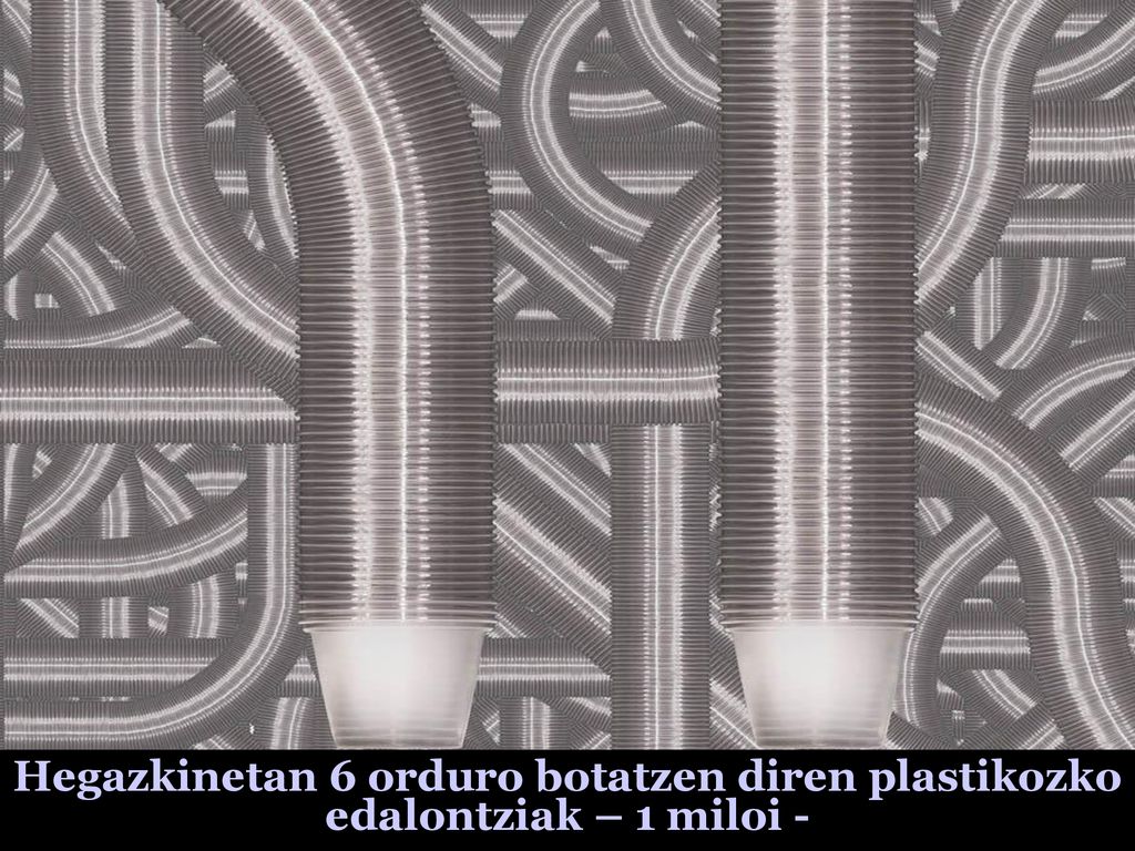 Hegazkinetan 6 orduro botatzen diren plastikozko edalontziak – 1 miloi -