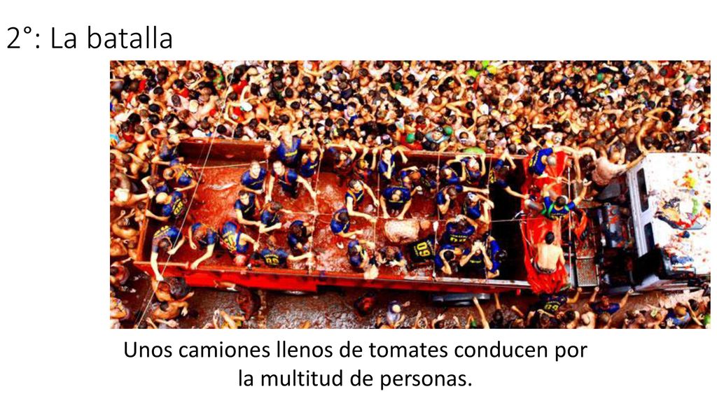 2°: La batalla Unos camiones llenos de tomates conducen por