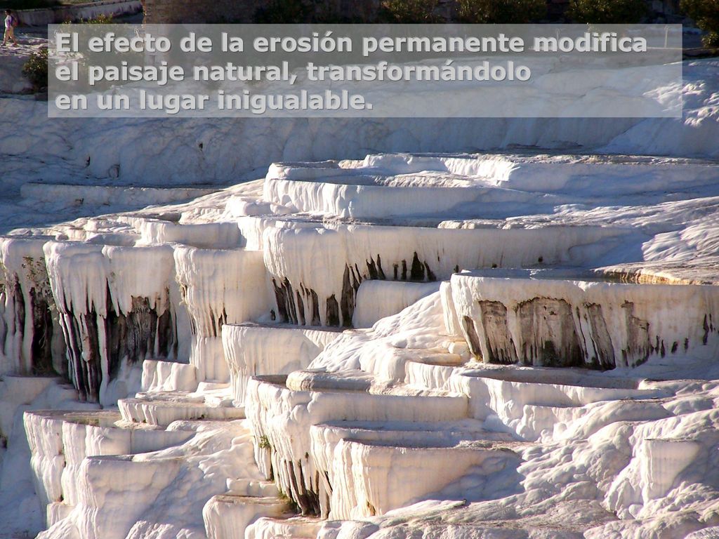 El efecto de la erosión permanente modifica el paisaje natural, transformándolo
