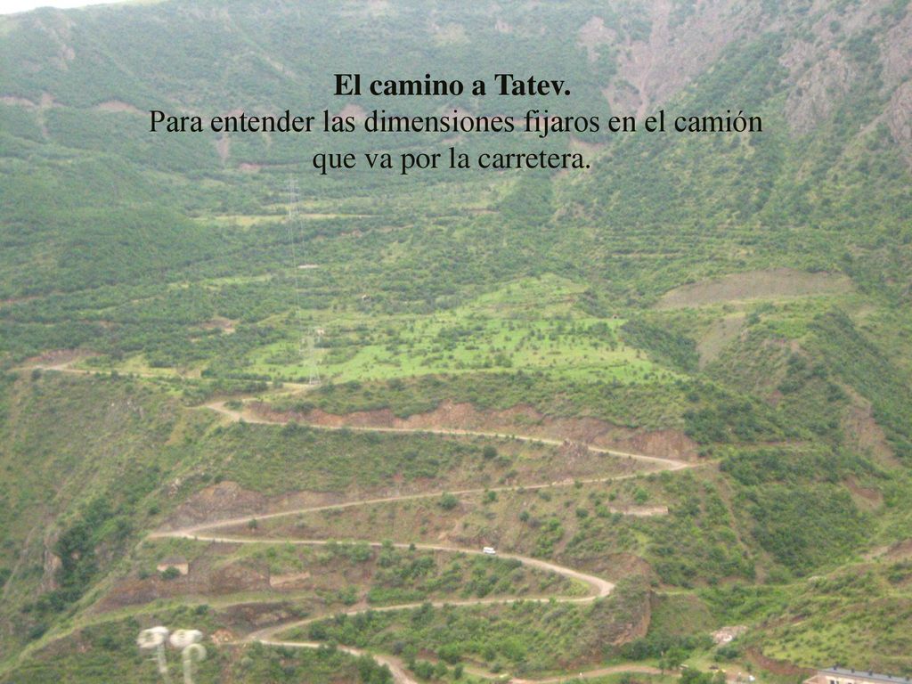 El camino a Tatev. Para entender las dimensiones fijaros en el camión que va por la carretera.