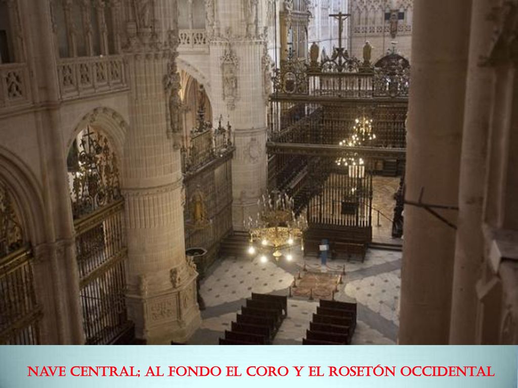 Nave central; al fondo el coro y el rosetón occidental