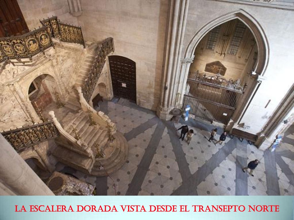 La Escalera Dorada vista desde el transepto norte