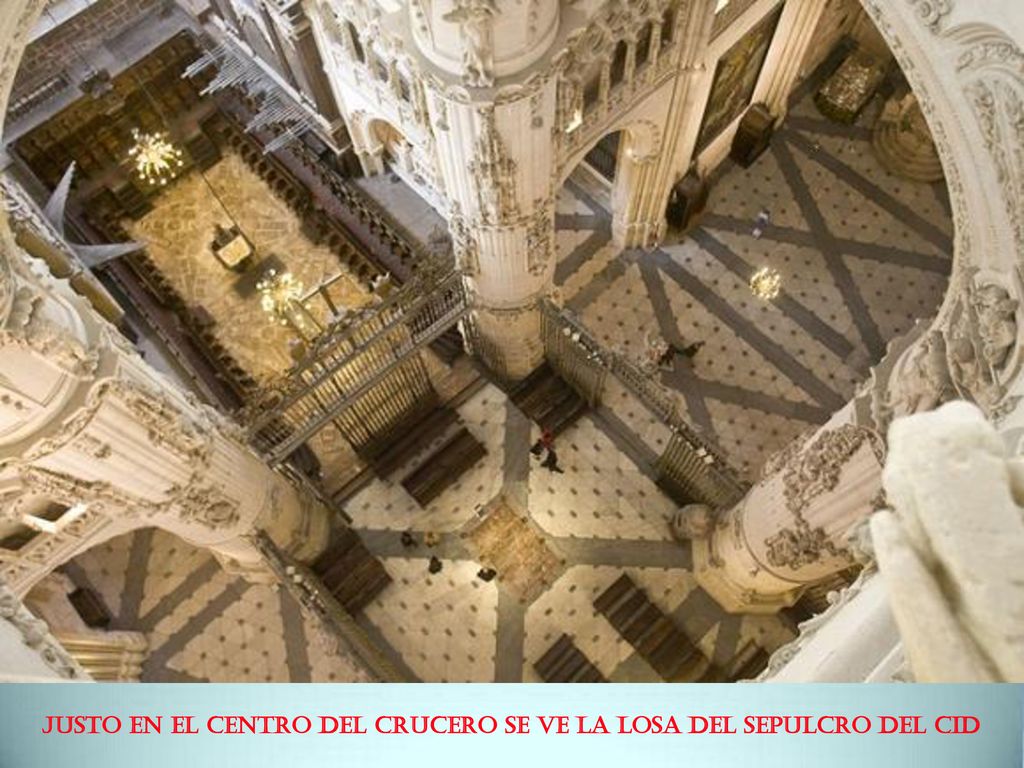 Justo en el centro del crucero se ve la losa del sepulcro del Cid