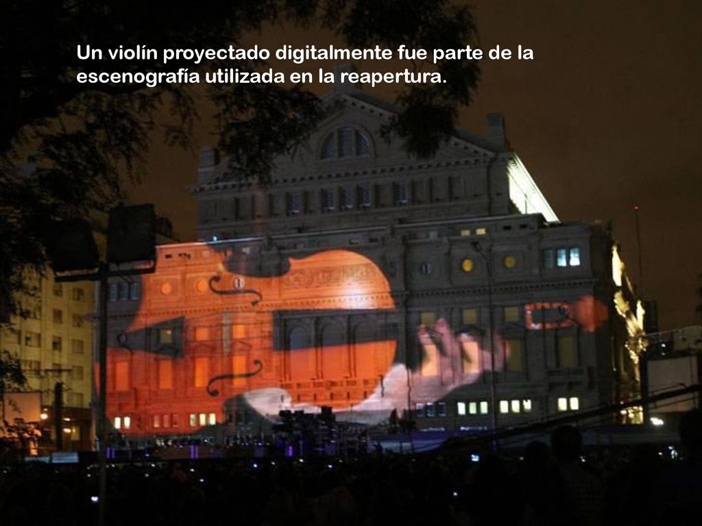 Un violín proyectado digitalmente fue parte de la escenografía utilizada en la reapertura.