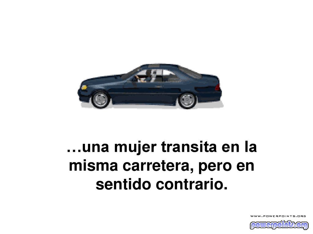 …una mujer transita en la misma carretera, pero en sentido contrario.