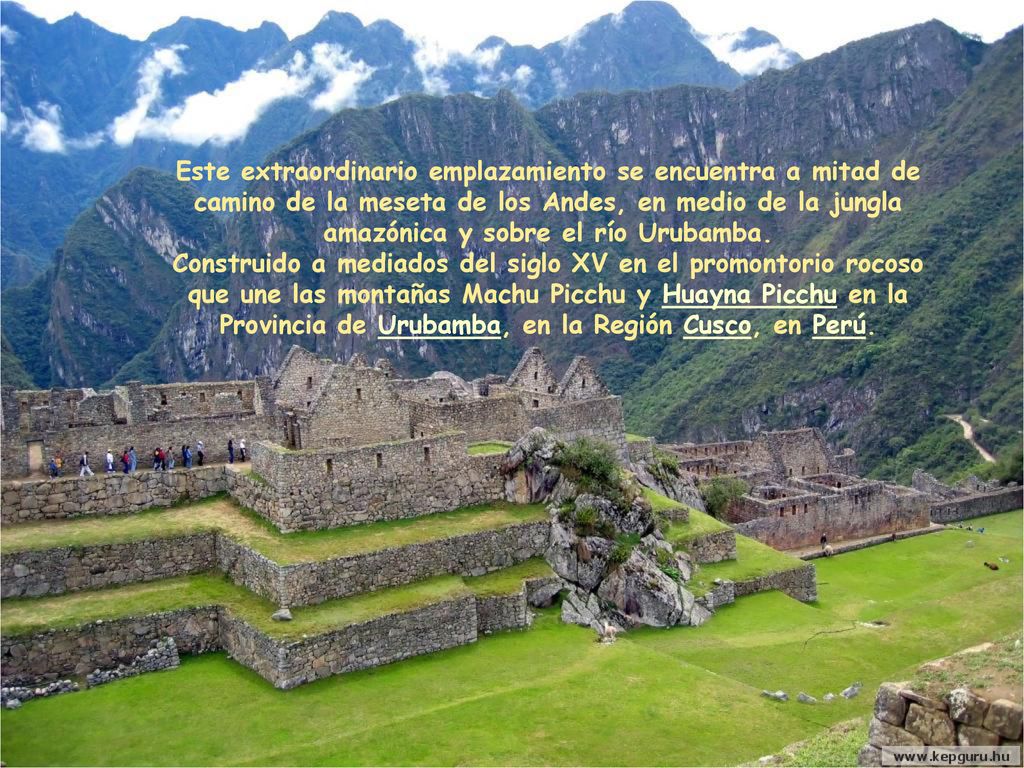 Este extraordinario emplazamiento se encuentra a mitad de camino de la meseta de los Andes, en medio de la jungla amazónica y sobre el río Urubamba.