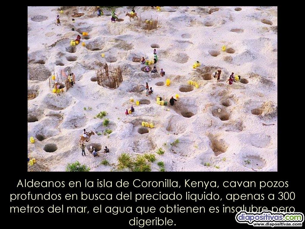 Aldeanos en la isla de Coronilla, Kenya, cavan pozos profundos en busca del preciado liquido, apenas a 300 metros del mar, el agua que obtienen es insalubre pero digerible.