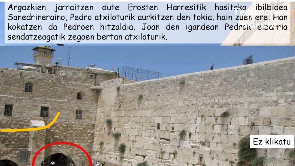 Argazkien jarraitzen dute Erosten Harresitik hasitako ibilbidea Sanedrineraino, Pedro atxiloturik aurkitzen den tokia, hain zuen ere. Han kokatzen da Pedroen hitzaldia. Joan den igandean Pedrok elbarria sendatzeagatik zegoen bertan atxiloturik.
