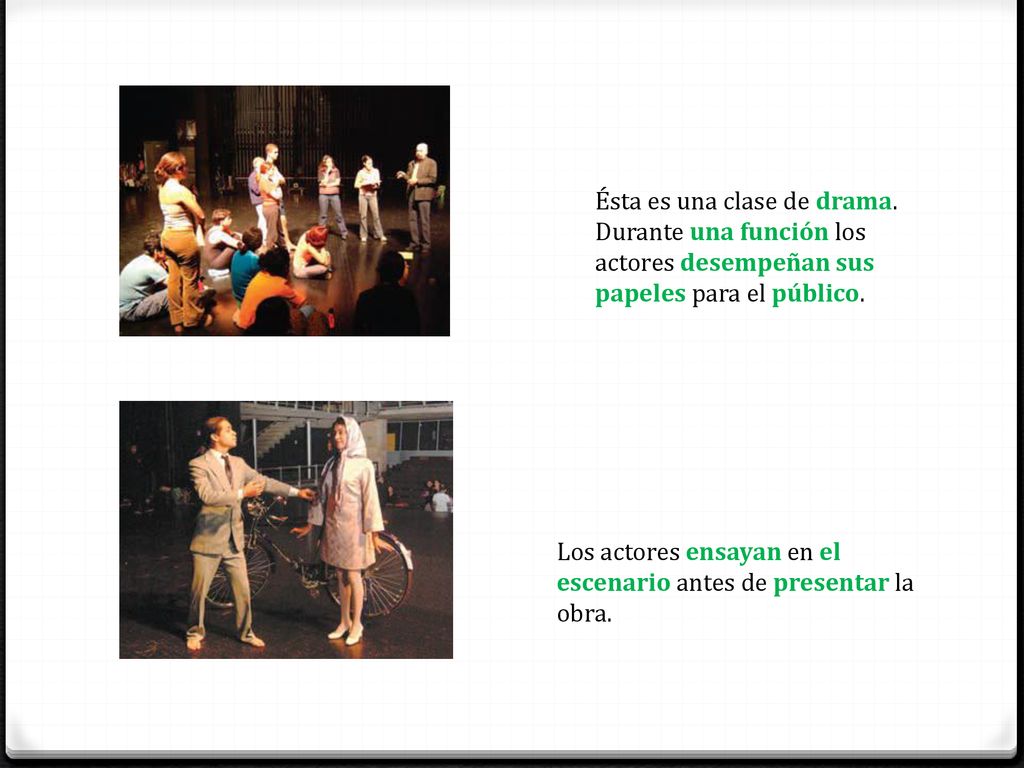 Los actores ensayan en el escenario antes de presentar la obra.