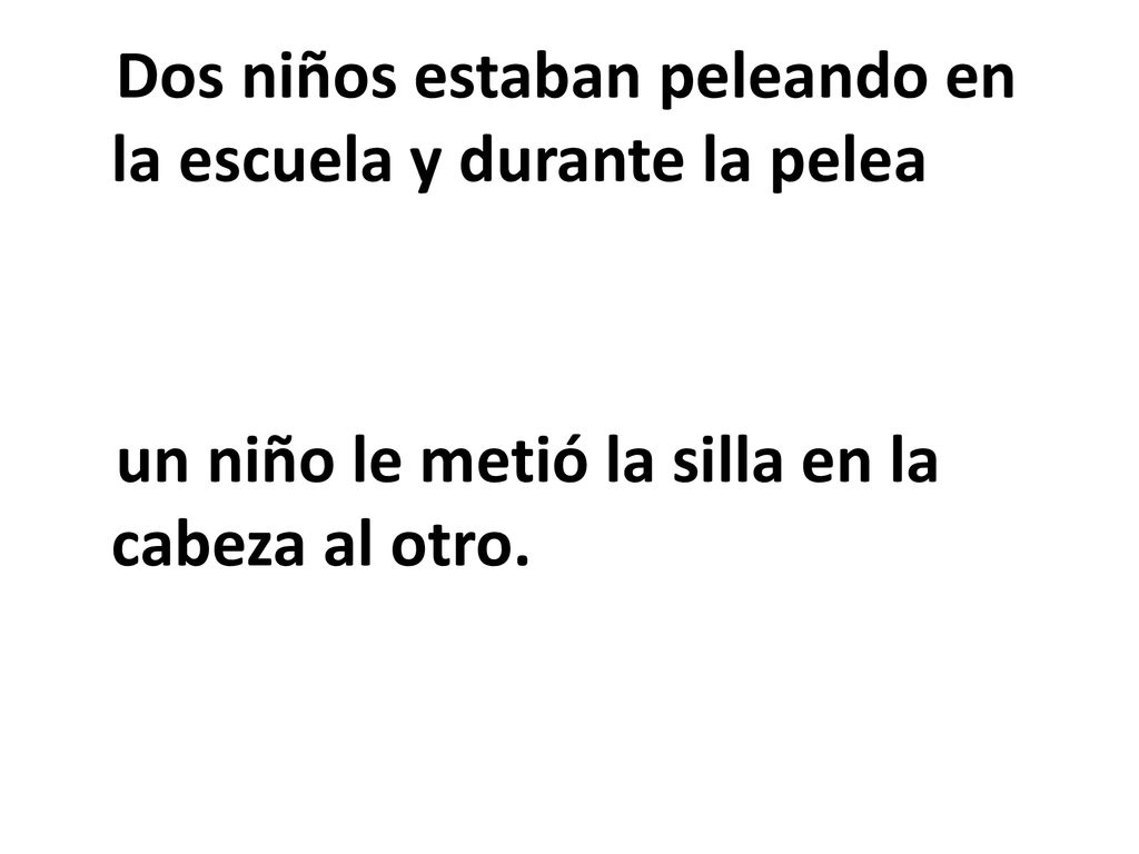 Dos niños estaban peleando en la escuela y durante la pelea un niño le metió la silla en la cabeza al otro.