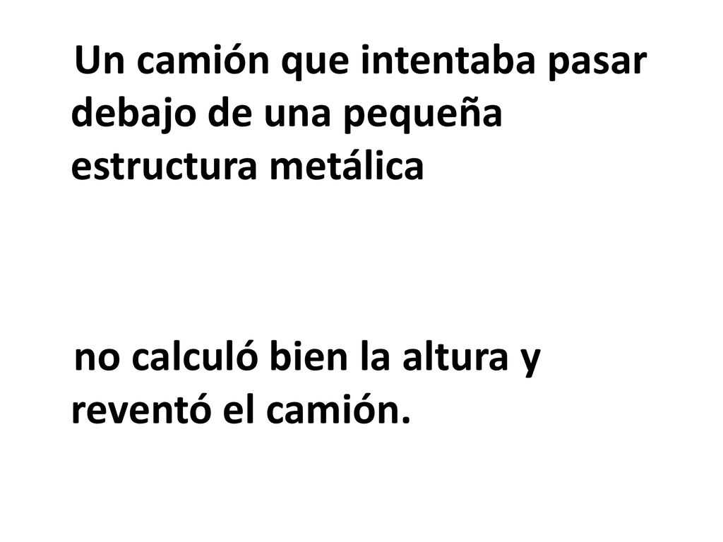 Un camión que intentaba pasar debajo de una pequeña estructura metálica no calculó bien la altura y reventó el camión.