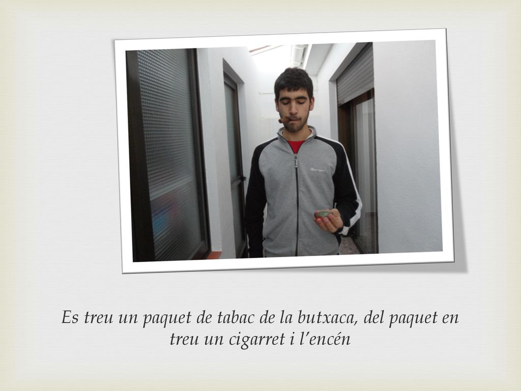 Es treu un paquet de tabac de la butxaca, del paquet en treu un cigarret i l’encén