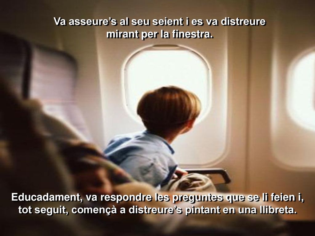 Va asseure’s al seu seient i es va distreure mirant per la finestra.