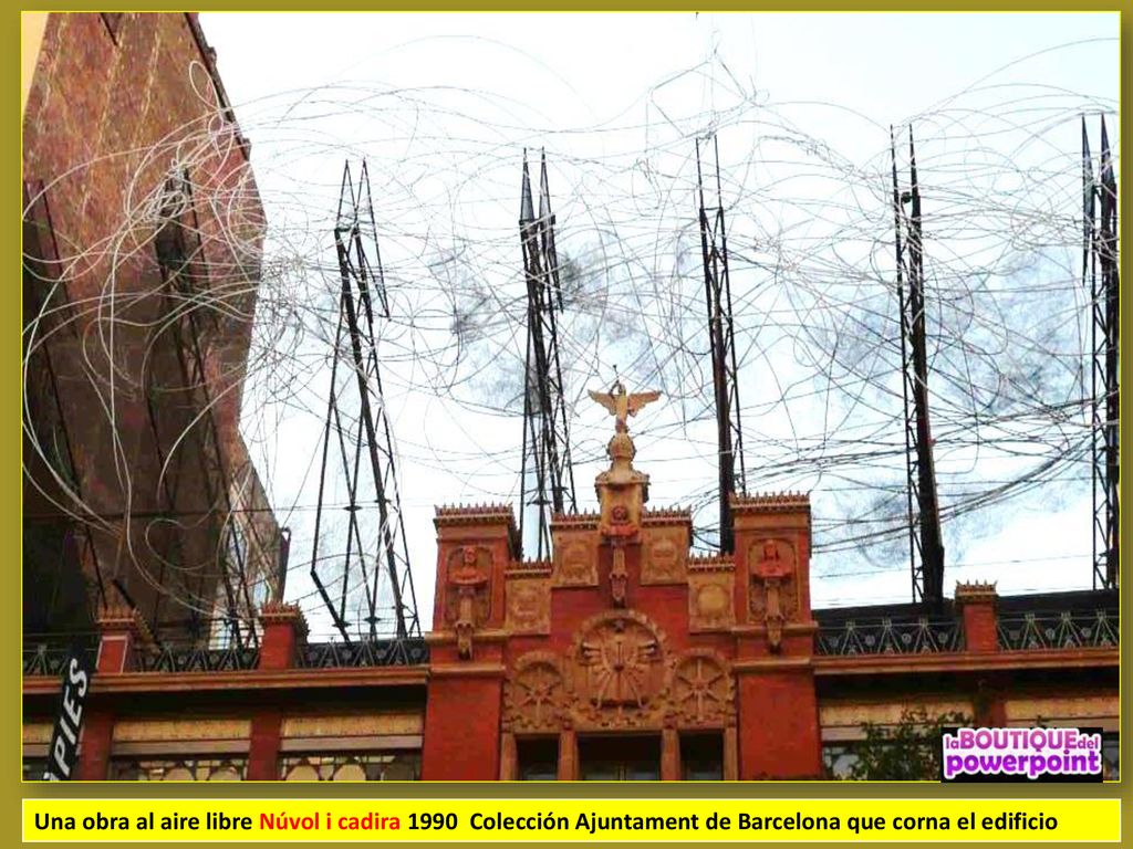 Una obra al aire libre Núvol i cadira 1990 Colección Ajuntament de Barcelona que corna el edificio