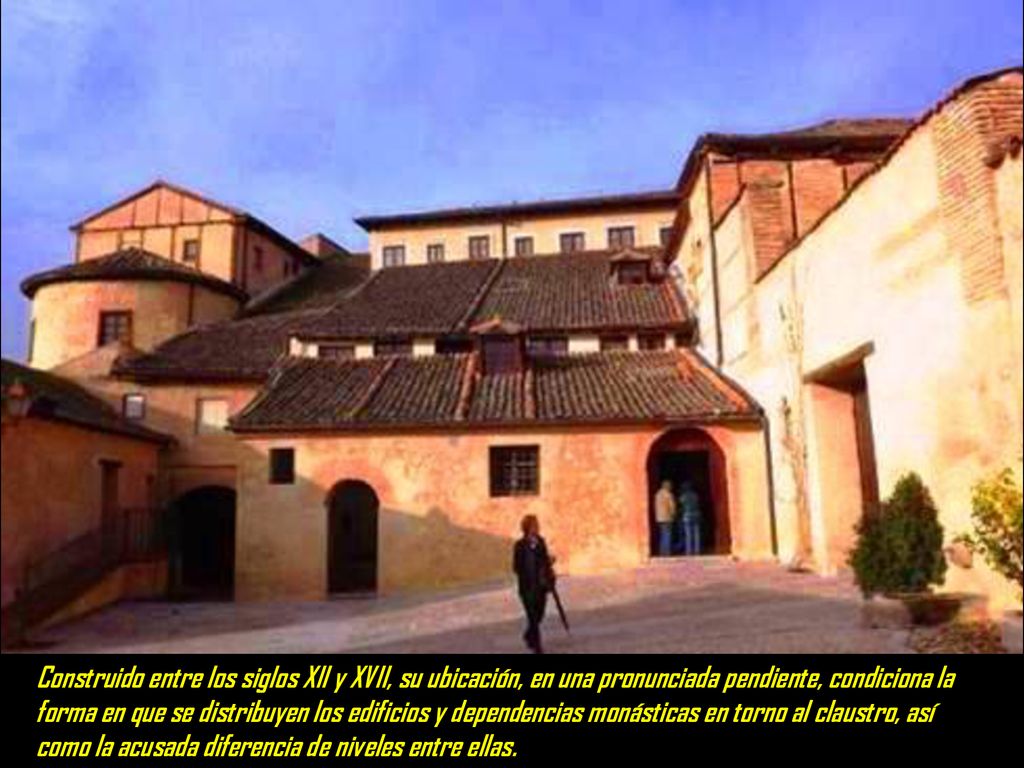 Construido entre los siglos XII y XVII, su ubicación, en una pronunciada pendiente, condiciona la forma en que se distribuyen los edificios y dependencias monásticas en torno al claustro, así como la acusada diferencia de niveles entre ellas.