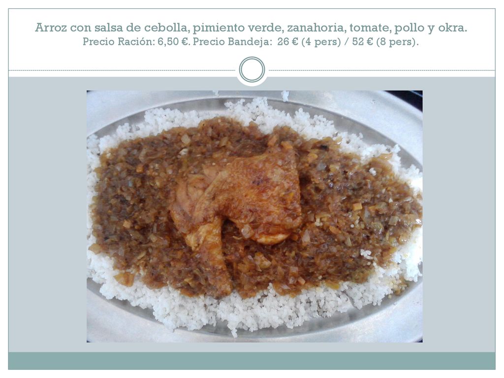 Arroz con salsa de cebolla, pimiento verde, zanahoria, tomate, pollo y okra.