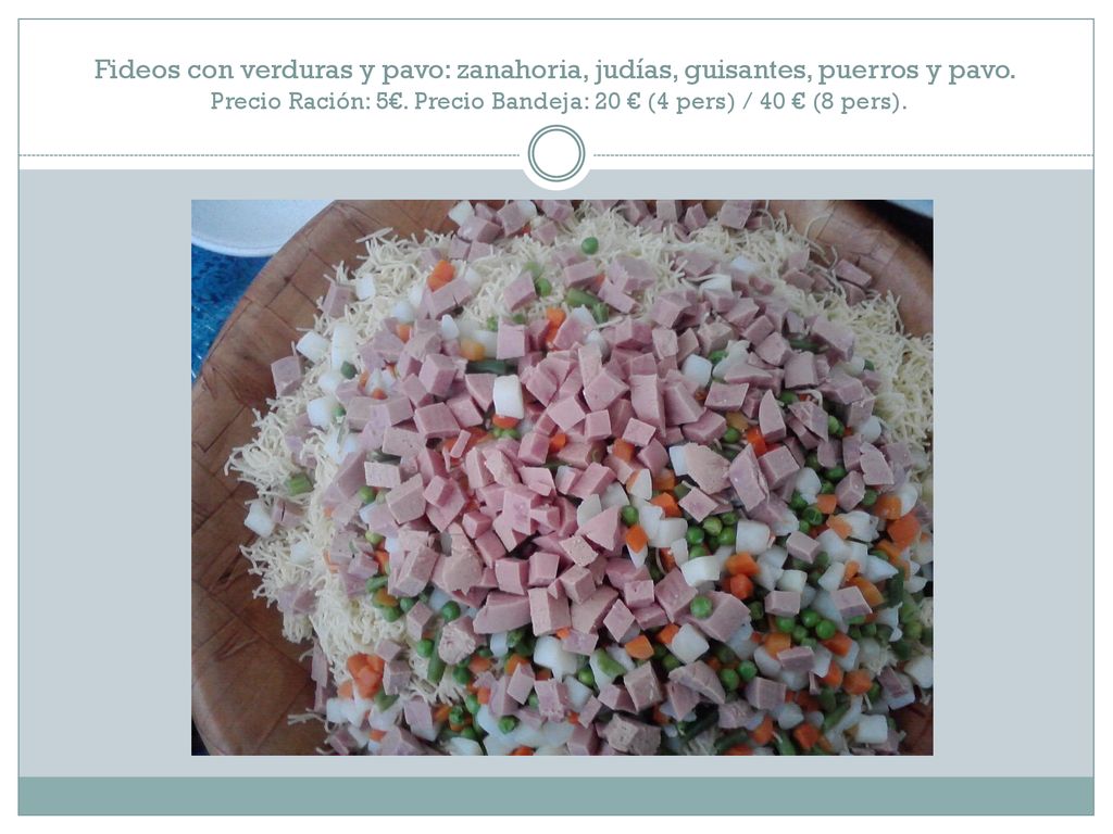 Fideos con verduras y pavo: zanahoria, judías, guisantes, puerros y pavo.