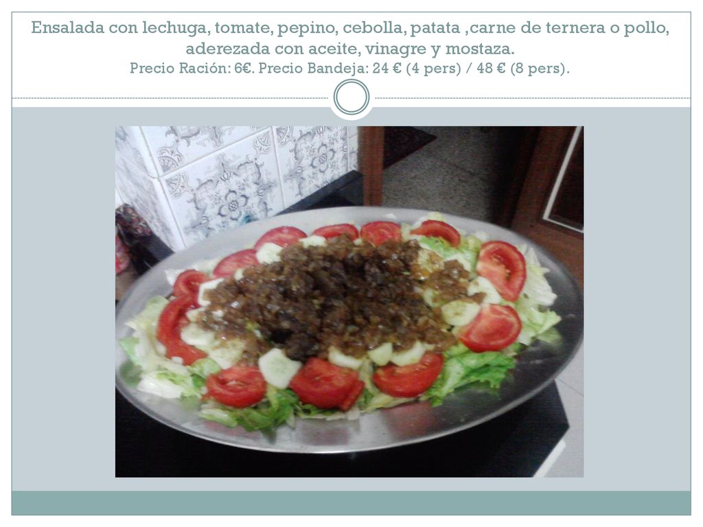 Ensalada con lechuga, tomate, pepino, cebolla, patata ,carne de ternera o pollo, aderezada con aceite, vinagre y mostaza.