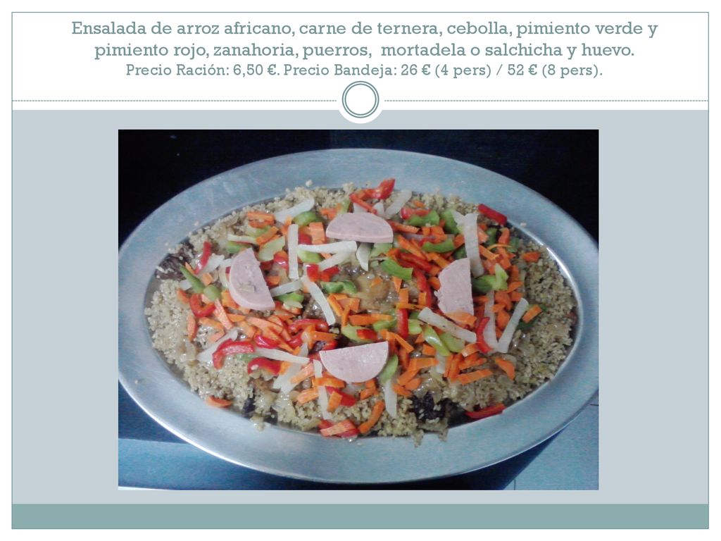 Ensalada de arroz africano, carne de ternera, cebolla, pimiento verde y pimiento rojo, zanahoria, puerros, mortadela o salchicha y huevo.