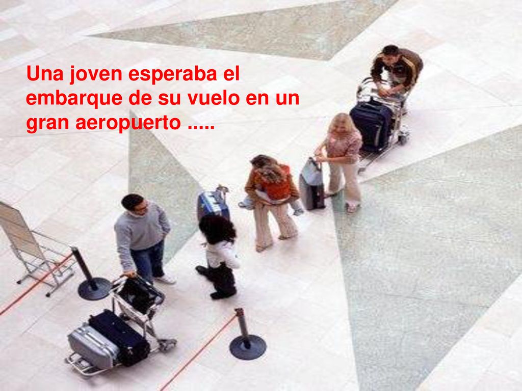 Una joven esperaba el embarque de su vuelo en un gran aeropuerto .....