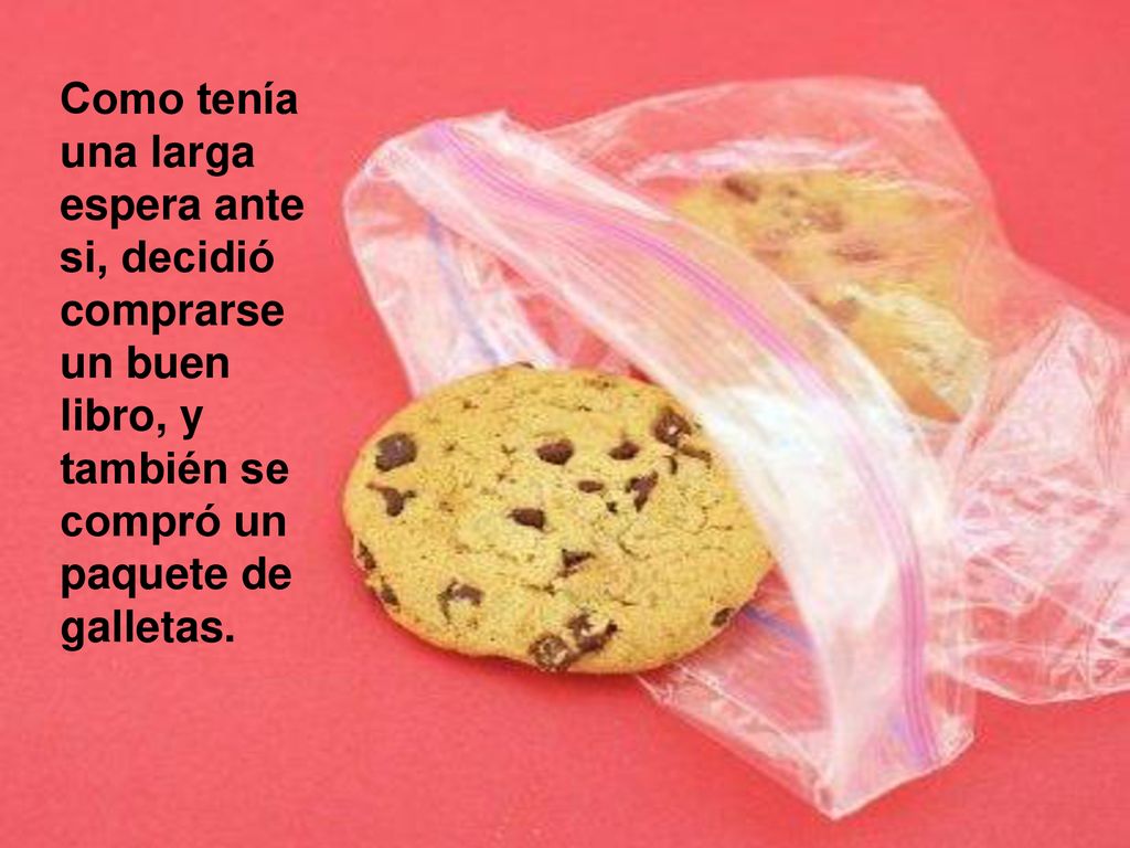 Como tenía una larga espera ante si, decidió comprarse un buen libro, y también se compró un paquete de galletas.