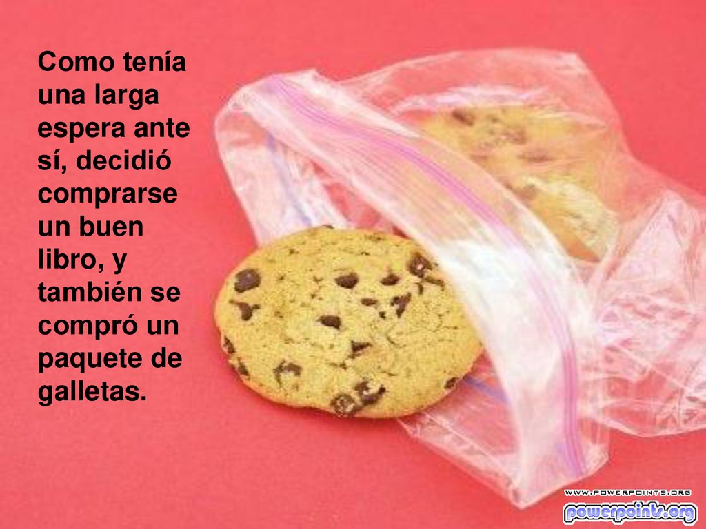Como tenía una larga espera ante sí, decidió comprarse un buen libro, y también se compró un paquete de galletas.