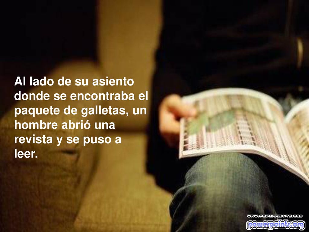 Al lado de su asiento donde se encontraba el paquete de galletas, un hombre abrió una revista y se puso a leer.