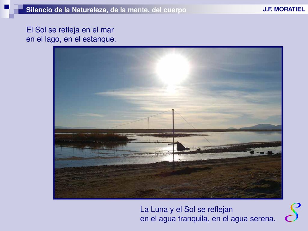 El Sol se refleja en el mar en el lago, en el estanque.