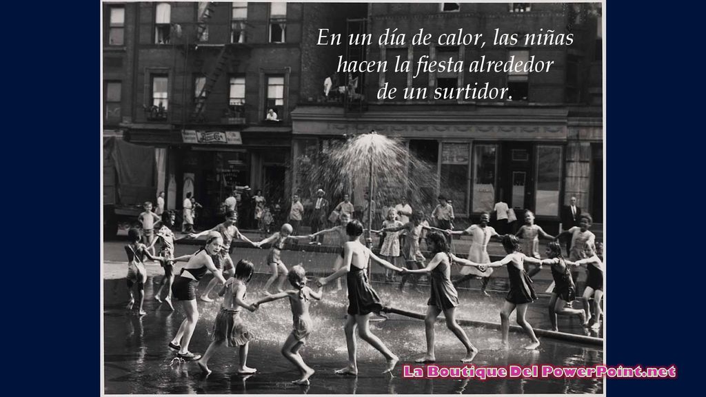 En un día de calor, las niñas hacen la fiesta alrededor