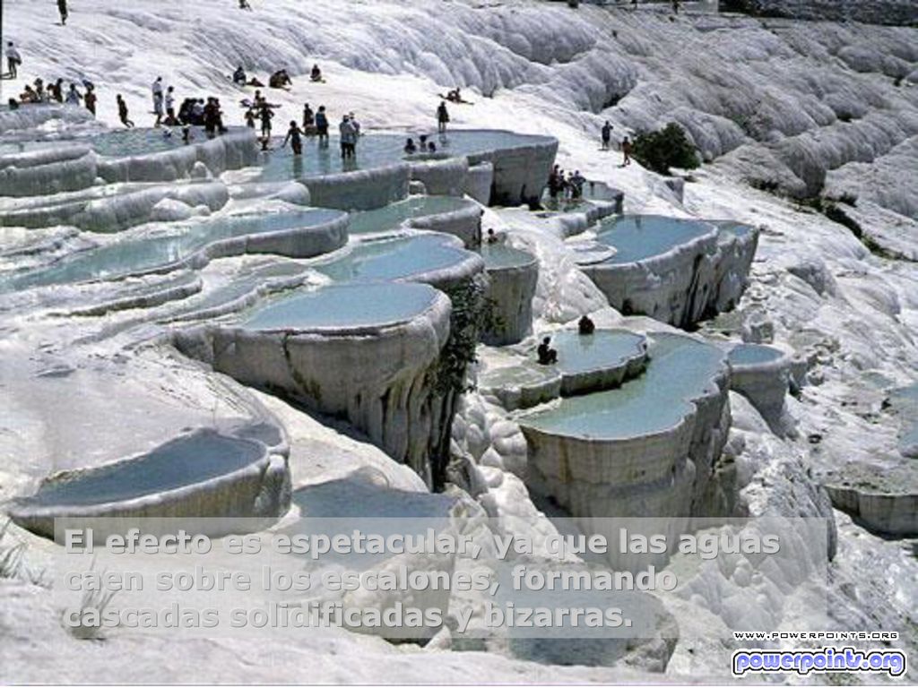 El efecto es espetacular, ya que las aguas caen sobre los escalones, formando cascadas solidificadas y bizarras.