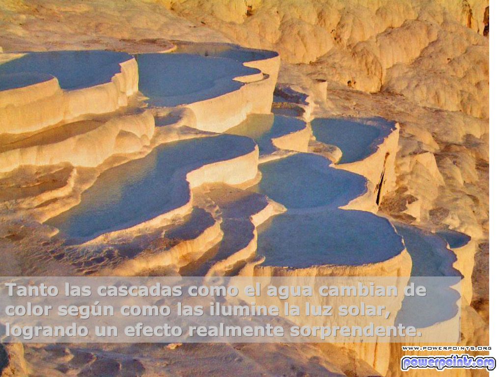Tanto las cascadas como el agua cambian de color según como las ilumine la luz solar, logrando un efecto realmente sorprendente.