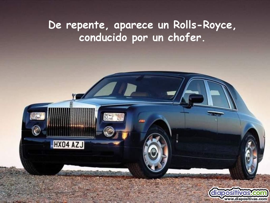 De repente, aparece un Rolls-Royce, conducido por un chofer.