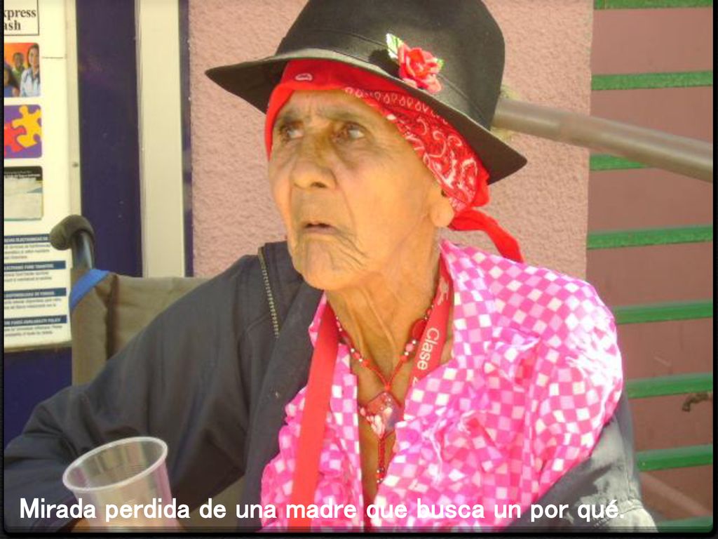 Mirada perdida de una madre que busca un por qué.