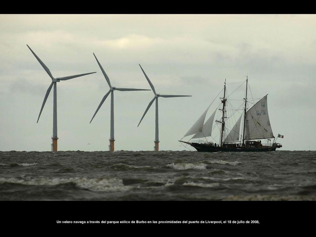 Un velero navega a través del parque eólico de Burbo en las proximidades del puerto de Liverpool, el 18 de julio de 2008,