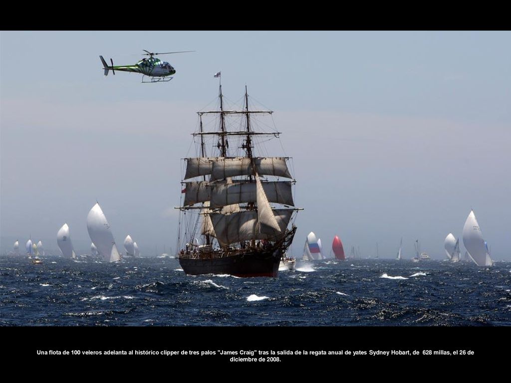 Una flota de 100 veleros adelanta al histórico clipper de tres palos James Craig tras la salida de la regata anual de yates Sydney Hobart, de 628 millas, el 26 de diciembre de 2008.
