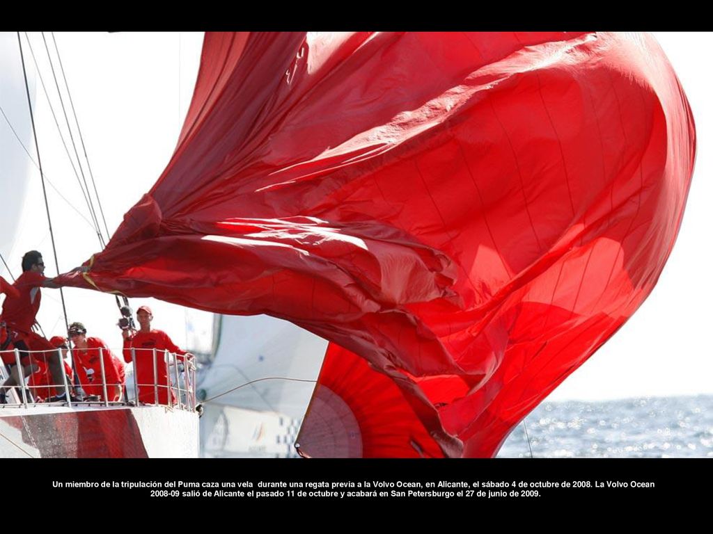 Un miembro de la tripulación del Puma caza una vela durante una regata previa a la Volvo Ocean, en Alicante, el sábado 4 de octubre de 2008.