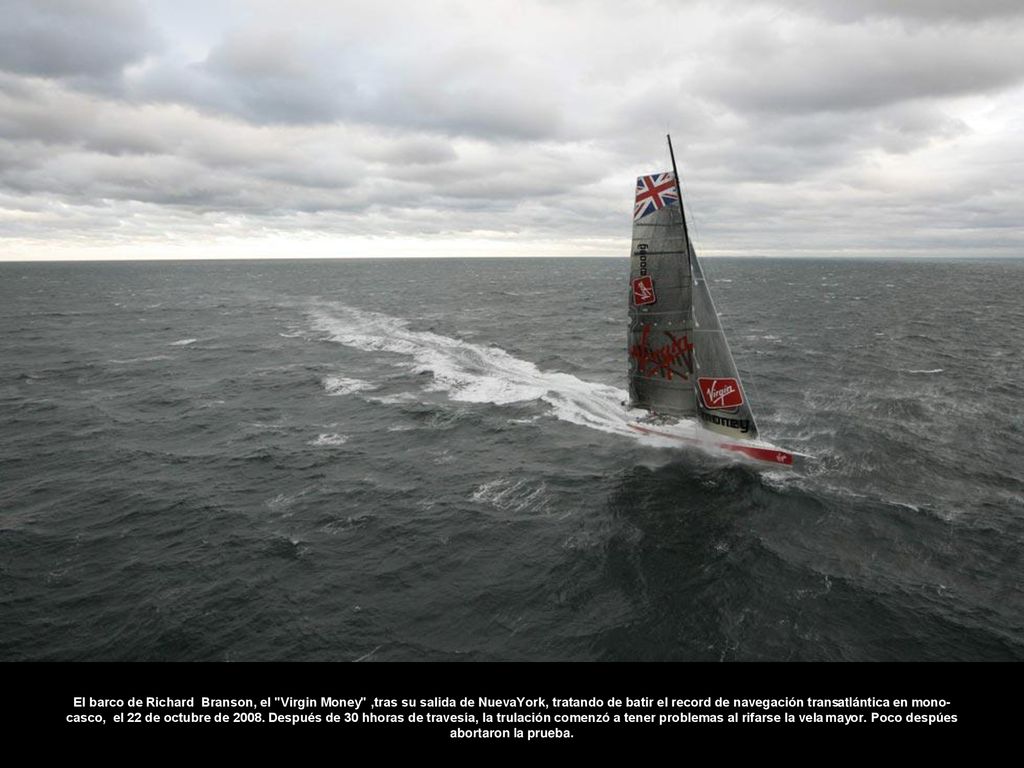 El barco de Richard Branson, el Virgin Money ,tras su salida de NuevaYork, tratando de batir el record de navegación transatlántica en mono-casco, el 22 de octubre de 2008.