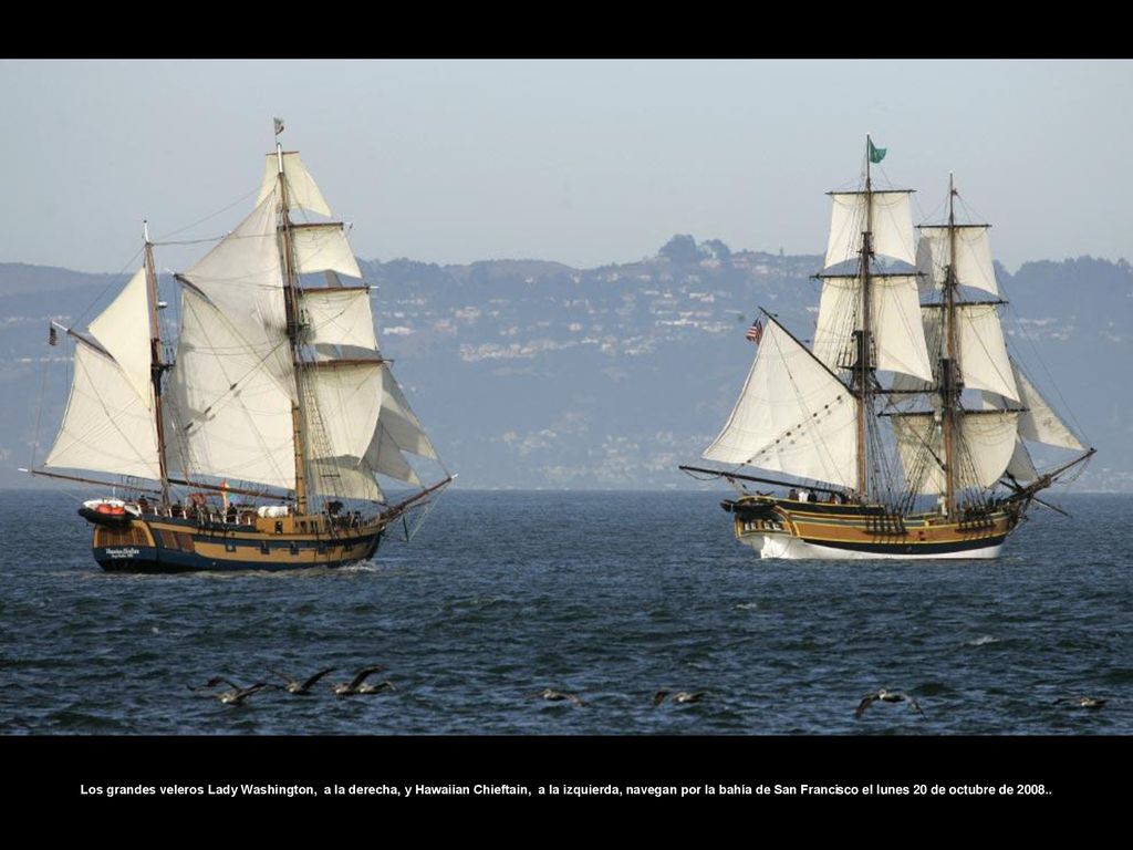 Los grandes veleros Lady Washington, a la derecha, y Hawaiian Chieftain, a la izquierda, navegan por la bahía de San Francisco el lunes 20 de octubre de