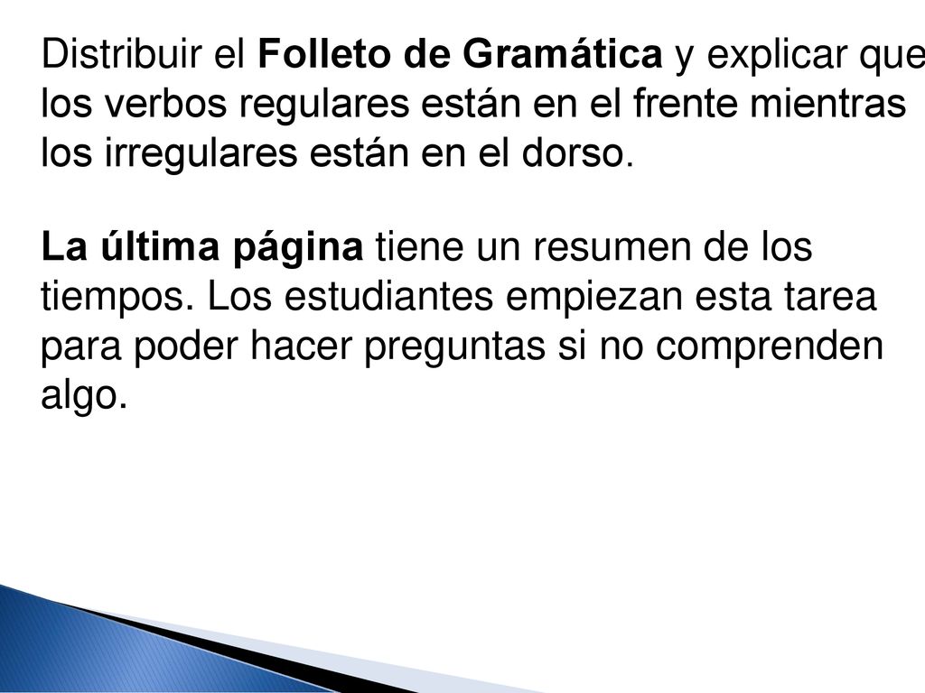 Distribuir el Folleto de Gramática y explicar que los verbos regulares están en el frente mientras los irregulares están en el dorso.