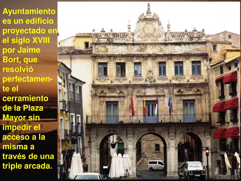 Ayuntamientoes un edificio proyectado en el siglo XVIII por Jaime Bort, que resolvió perfectamen-te el cerramiento de la Plaza Mayor sin impedir el acceso a la misma a través de una triple arcada.