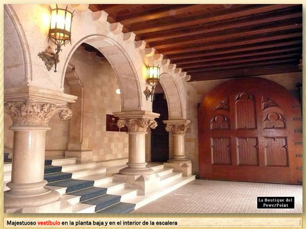 Majestuoso vestíbulo en la planta baja y en el interior de la escalera