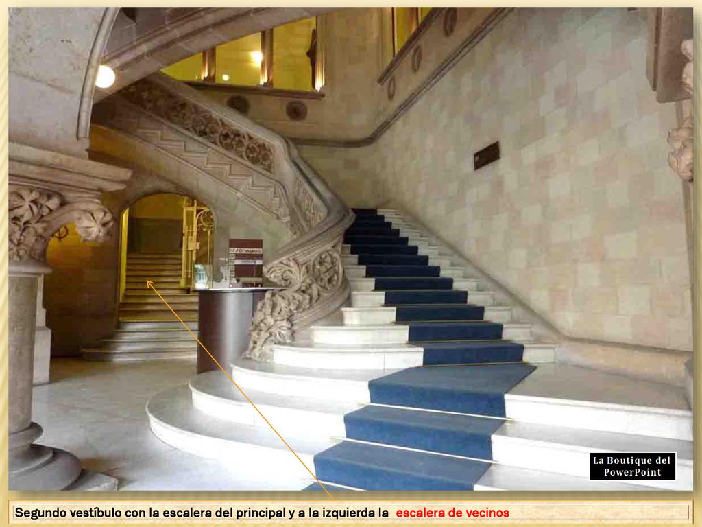 Segundo vestíbulo con la escalera del principal y a la izquierda la escalera de vecinos