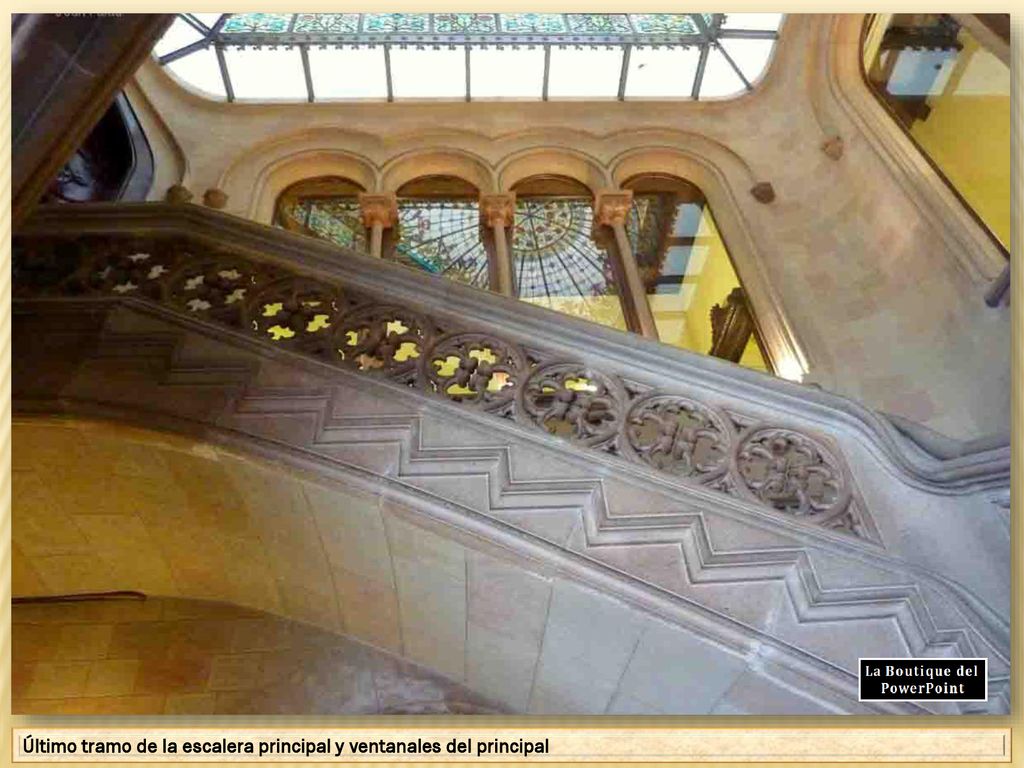 Último tramo de la escalera principal y ventanales del principal