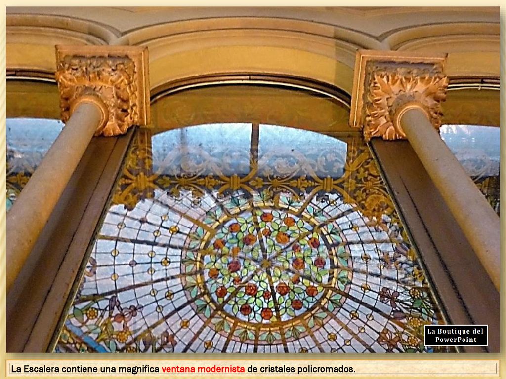 La Escalera contiene una magnifica ventana modernista de cristales policromados.