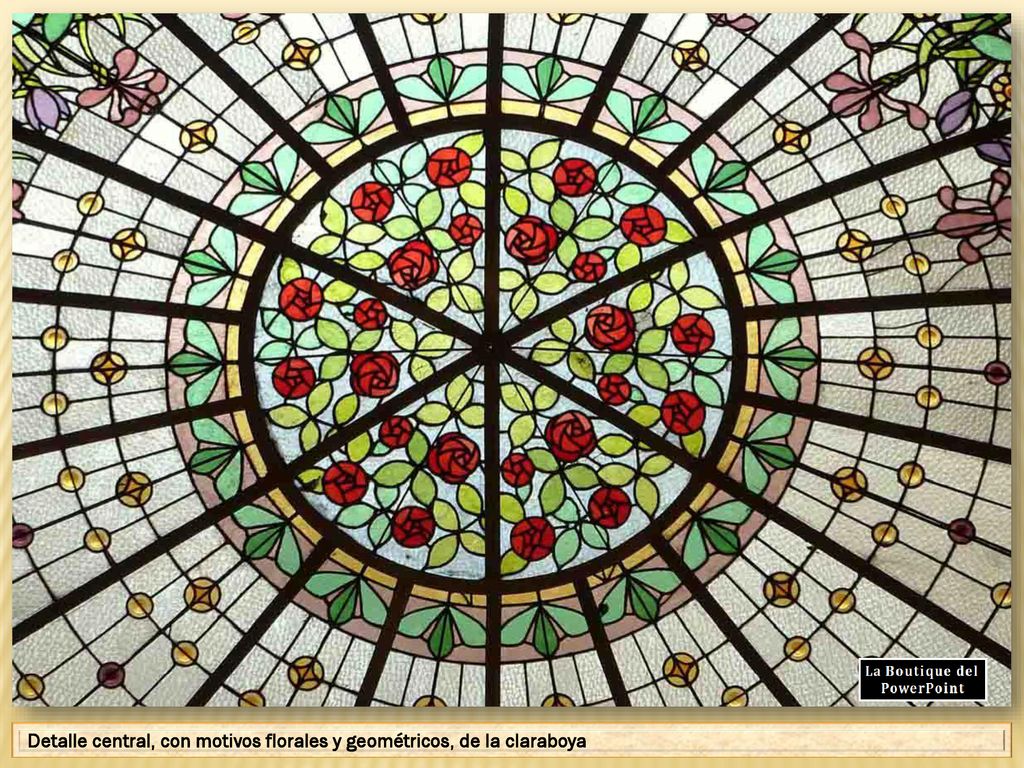 Detalle central, con motivos florales y geométricos, de la claraboya