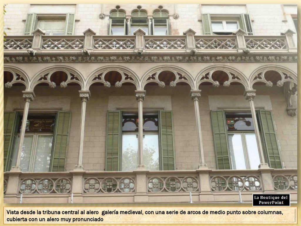 Vista desde la tribuna central al alero galería medieval, con una serie de arcos de medio punto sobre columnas, cubierta con un alero muy pronunciado