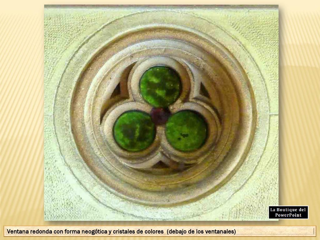 Ventana redonda con forma neogótica y cristales de colores (debajo de los ventanales)