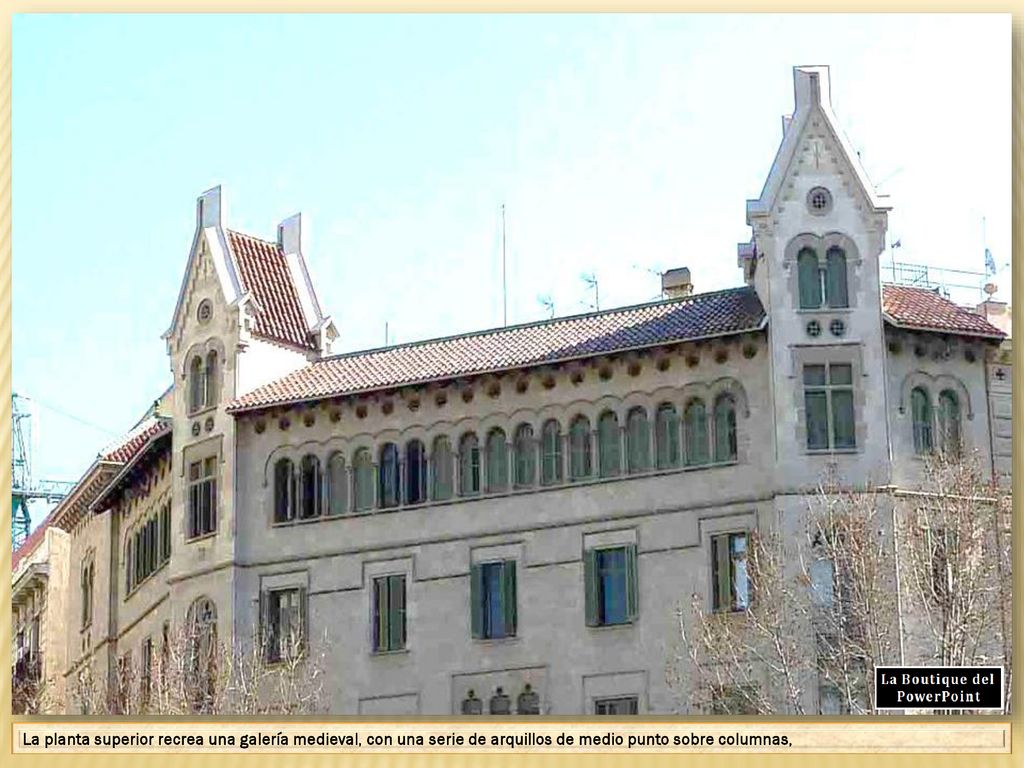 La planta superior recrea una galería medieval, con una serie de arquillos de medio punto sobre columnas,