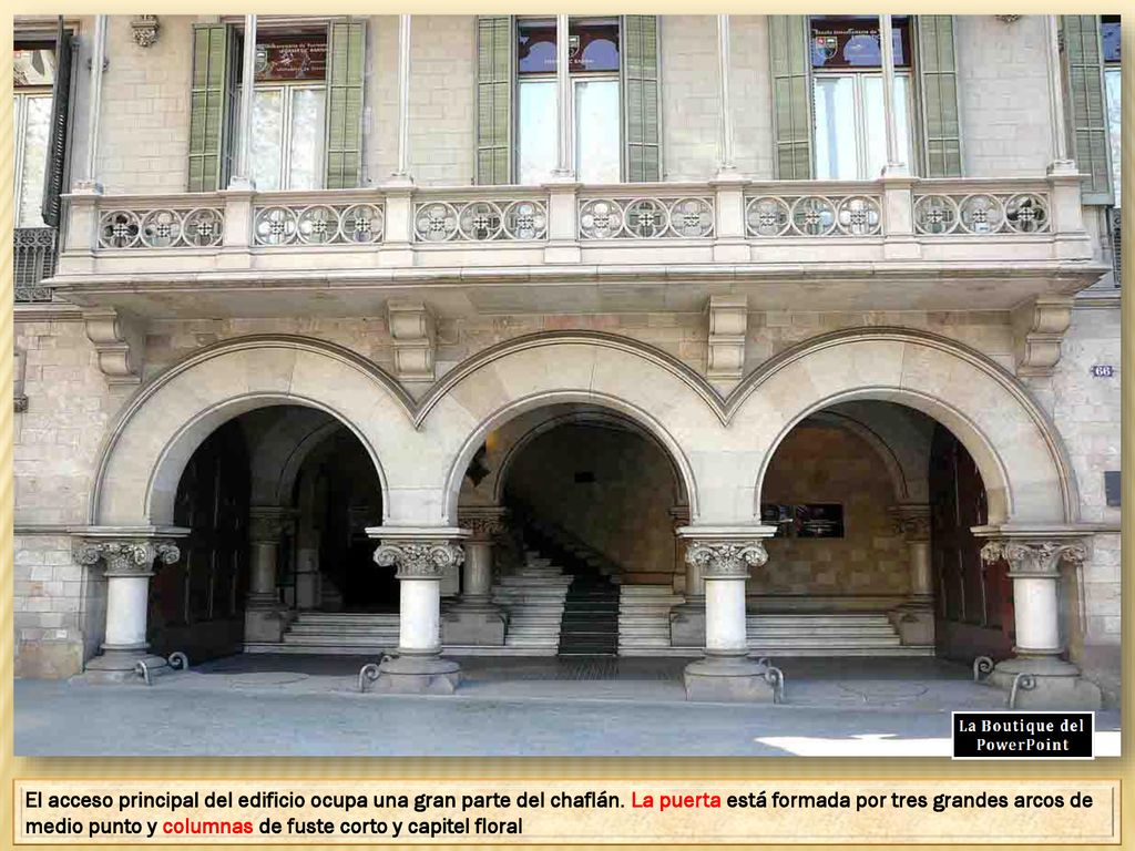 El acceso principal del edificio ocupa una gran parte del chaflán