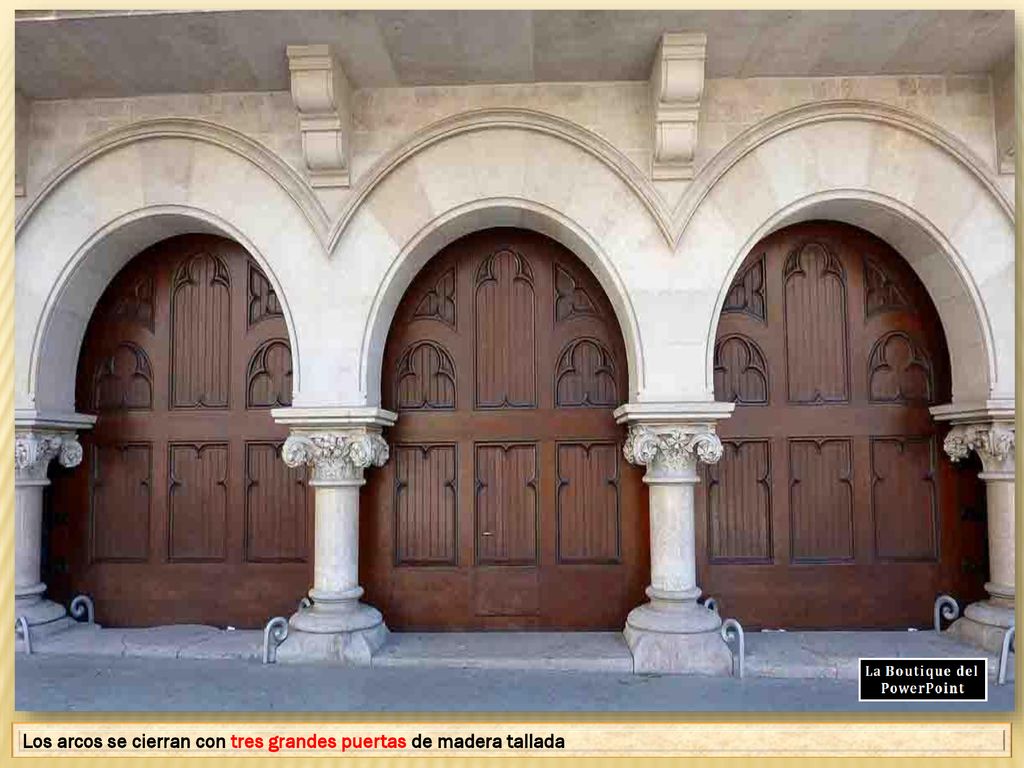 Los arcos se cierran con tres grandes puertas de madera tallada